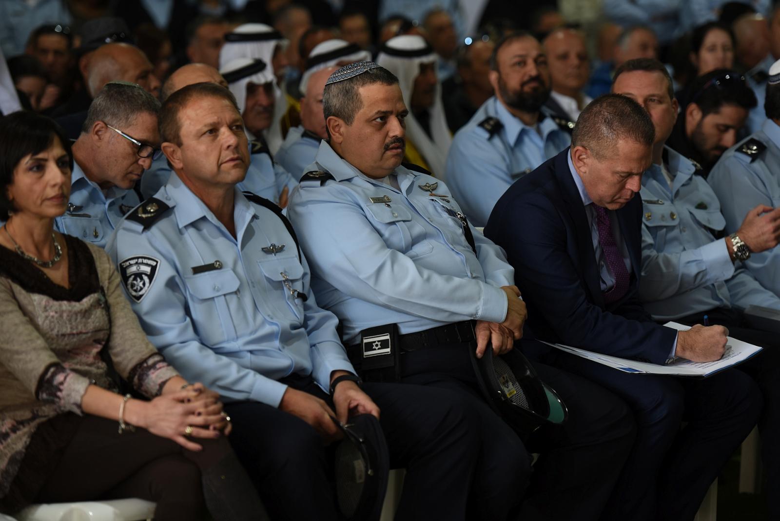 השר ארדן עם המפכ''ל אלשייך והממ''ז הנכנס כהן (צילום: דוברות המשטרה)